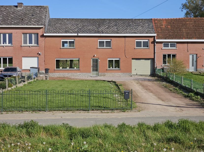 Deze woning met tuin en inpandige garage is zeer rustig en landelijk gelegen (doodlopende straat).<br />
<br />
Aan de voorzijde van de woning is een