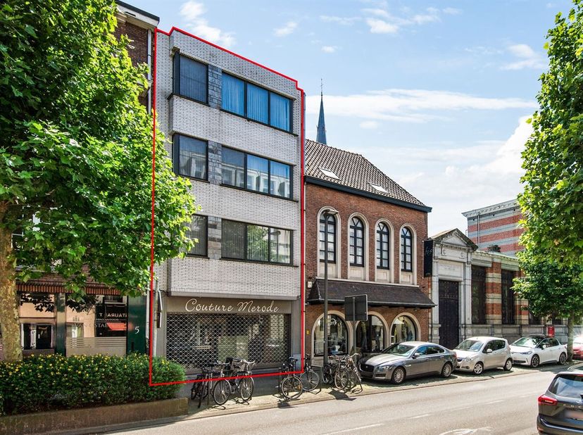 Karaktervol handelspand met ruime woongelegenheden in het centrum van Turnhout<br />
Dit veelzijdige pand combineert een commerciële ruimte op het gel