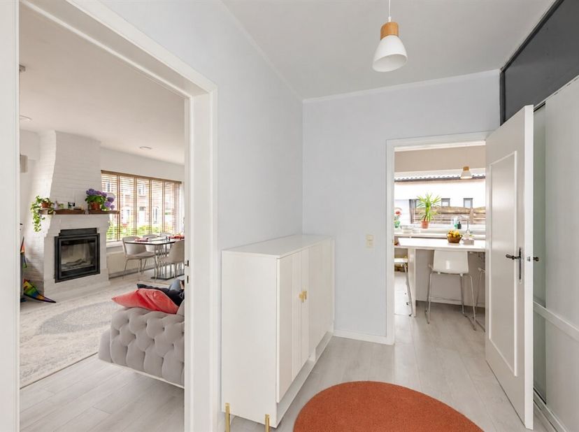 In Zingem (Kruisem),vinden we deze, instapklare, open bebouwing, type bungalow. De woning combineert praktische indeling met een hedendaagse, woonstij