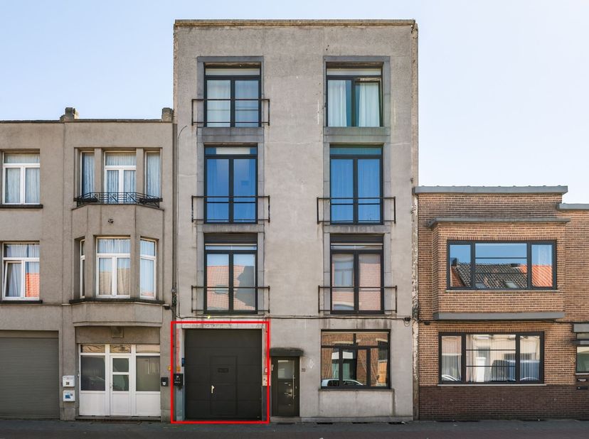 Op de Sterckshoflei in Deurne vind je 4 grote opslagruimtes, 1 kantoorruimte en parkingmogelijkheden op een terrein van 567 m² (geregistreerde oppervl