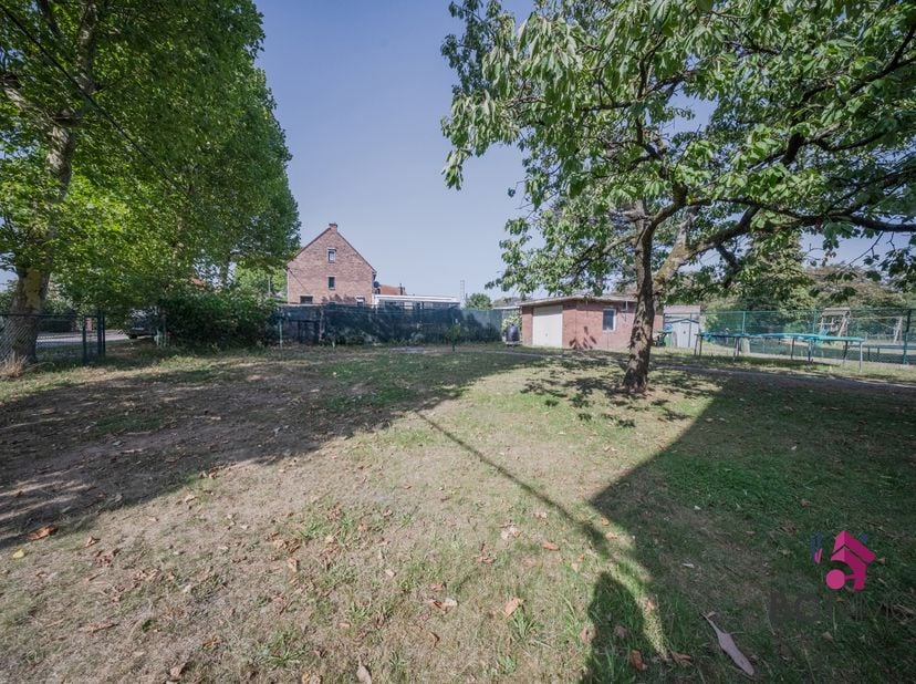Deze ruime halfopen bebouwing omvat twee afzonderlijk ingerichte wooneenheden en biedt tal van mogelijkheden voor wie veel ruimte zoekt, wil cohousen,