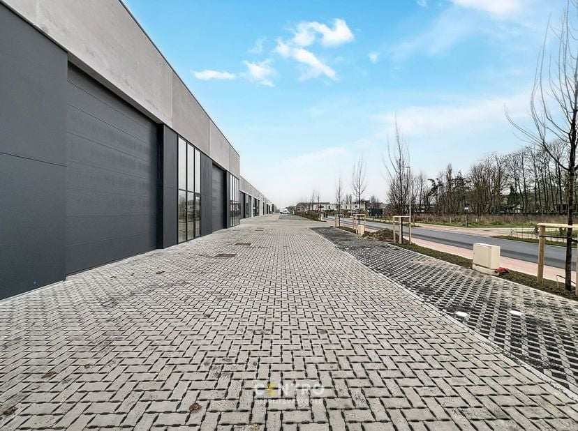 Benaderende bruto-AFMETINGEN:&amp;nbsp;<br />
276,39 m²:&amp;nbsp; 10,60m&amp;nbsp; x 26,07m&amp;nbsp;<br />
2 parkeerplaatsen<br />
<br />
AFWERKING:<br />
- De unit