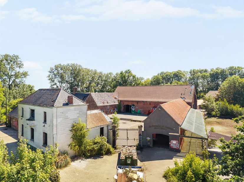 Ontdek het uitzonderlijke potentieel van Domaine de Jaurieu  een iconisch domein waar charme, authenticiteit en commerciële mogelijkheden naadloos sam