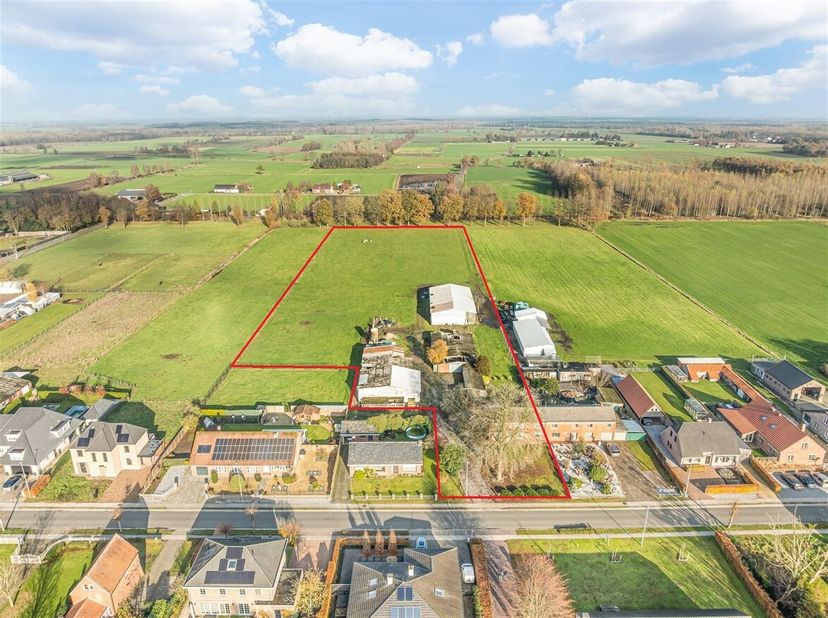 Welkom in deze karaktervolle halfopen bebouwing in Lommel-Kolonie. Deze eigendom biedt een uitzonderlijke opportuniteit voor wie droomt van ruimte, pr