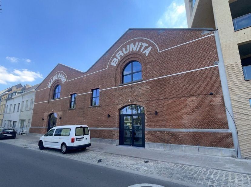 696m² unique loft office divided over ground floor and entire first floor in new construction project The Bunch<br />
Location: in the Stuivenberg dis