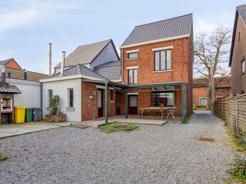 Deze op te frisse ruime woning is rustig gelegen in Mol-Wezel met goede verbinding naar de omliggende gemeente Balen, Dessel, Lommel en Retie. Met een