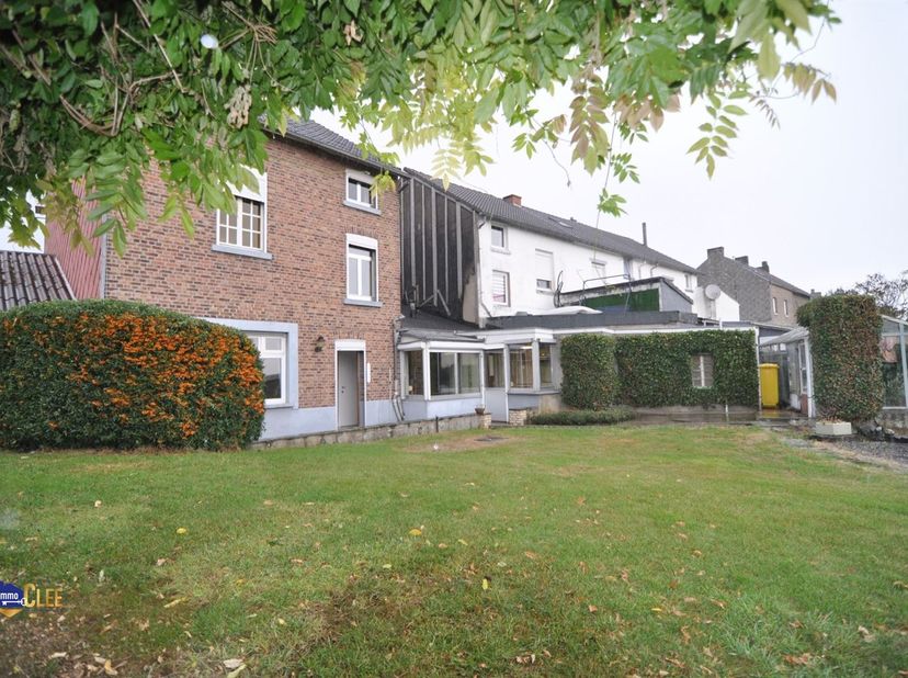 Karaktervolle driegevelwoning met ruime tuin van 30 are nabij Waremme<br />
Gelegen in een rustige straat in Corswarem (Berloz), op korte afstand van