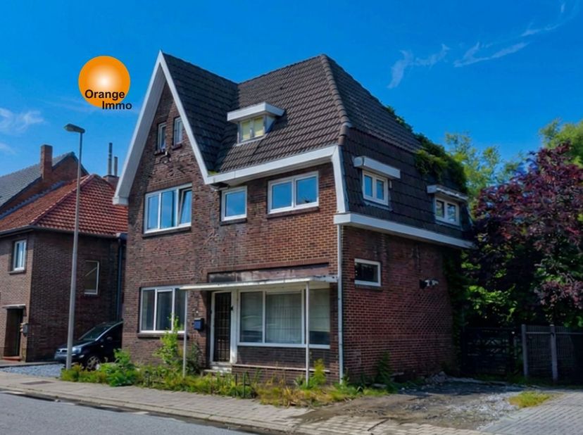 Charmant te renoveren landhuis met grote tuin in Opgrimbie.<br />
<br />
Deze te renoveren woning beschikt op het gelijkvloers over een inkomhal, een