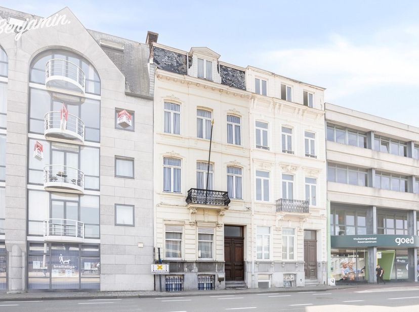 - Herenhuis met grandeur: veel authentieke elementen en hoge plafonds<br />
- Topligging in Kortrijk-centrum: Minister Tacklaan 39<br />
- Ruime inkom