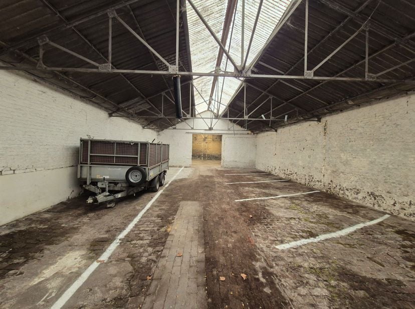 Antoineimmo est ravie de vous présenter cet entrepôt de 250 m² à louer, idéalement situé sur le quai Godefroid Kurth, dans une zone centrale à proximi