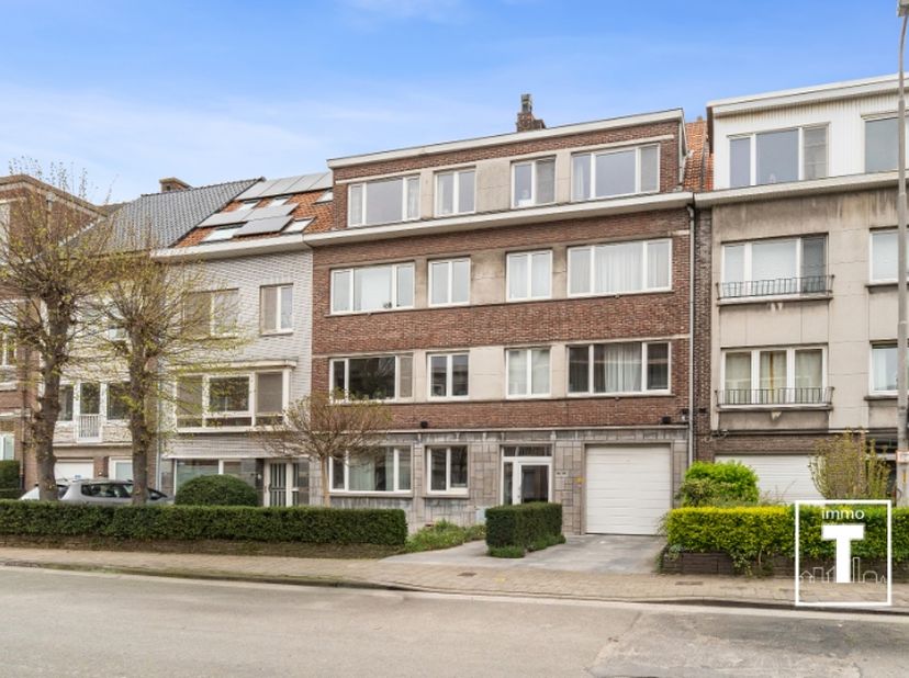 Gezellig en uitstekend gelegen appartement op de derde verdieping van een kleinschalige residentie, op wandelafstand van station Gent-Sint-Pieters.&amp;nb