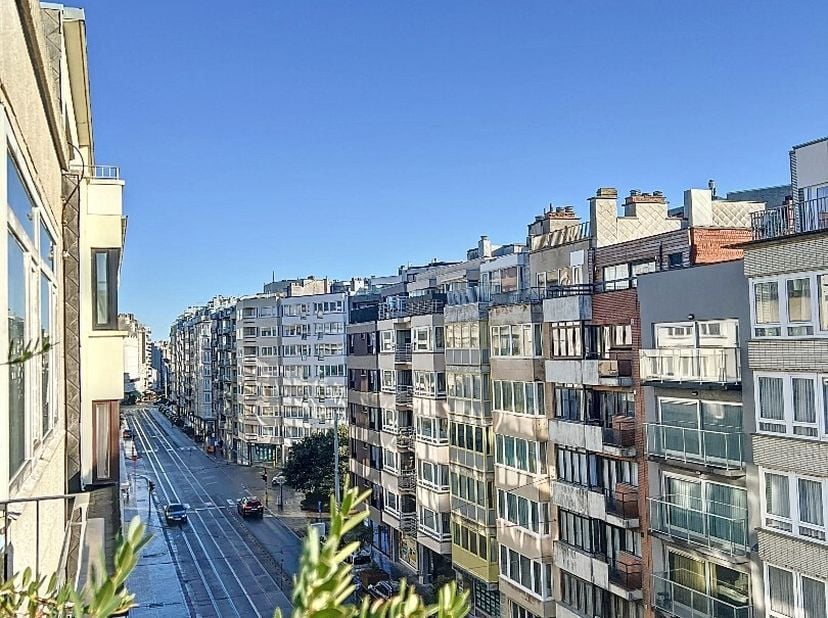 Dit aangenaam en volledig gerenoveerd appartement is gelegen op de 5de verdieping van het iconische gebouw Residentie Felix dewelke werd opgebouwd doo