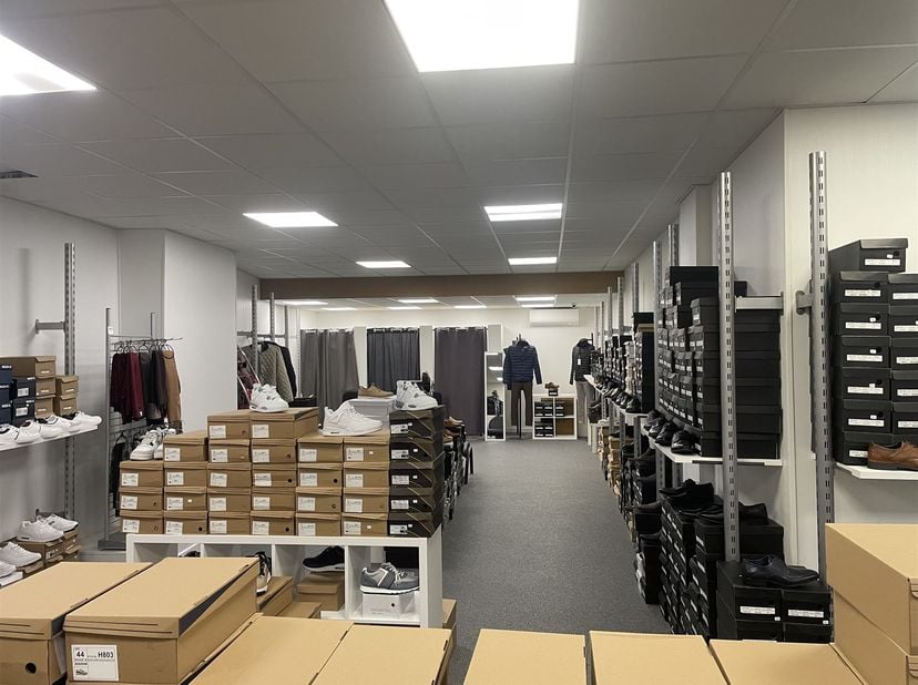 Welkom in dit uitzonderlijke retailpand in het hart van Genk, gelegen in Shopping 3, een modern winkelcentrum in het centrum van Genk.<br />
<br />