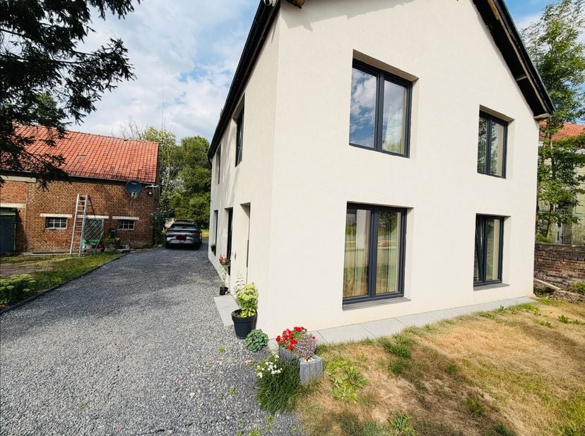 Volledig gerenoveerde woning met loods van 240 m² – Geraardsbergen<br />
<br />
Gelegen aan de Groteweg in Geraardsbergen, in een groene en rustige om