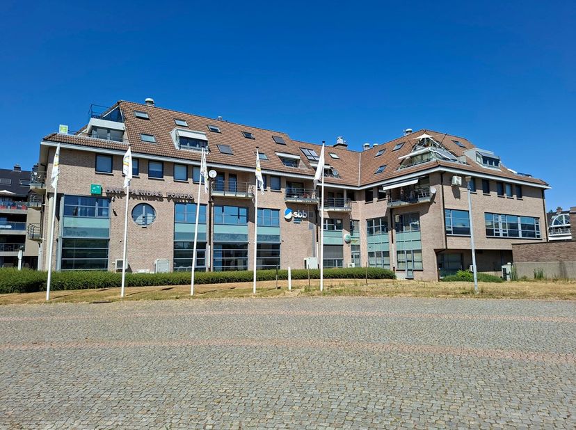 Centraal gelegen ruim 3 slaapkamer appartement te Lanaken.<br />
<br />
Ruim en lichtrijk appartement met een perfecte ligging in Lanaken. Het apparte