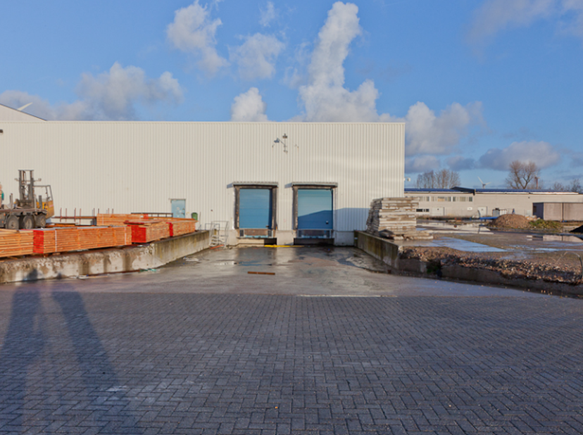 Bent u op zoek naar een grootschalige opslag- of werkruimte? Dit aanbod betreft twee functionele magazijnen (Unit C en Unit D) van telkens ca. 500 m²,