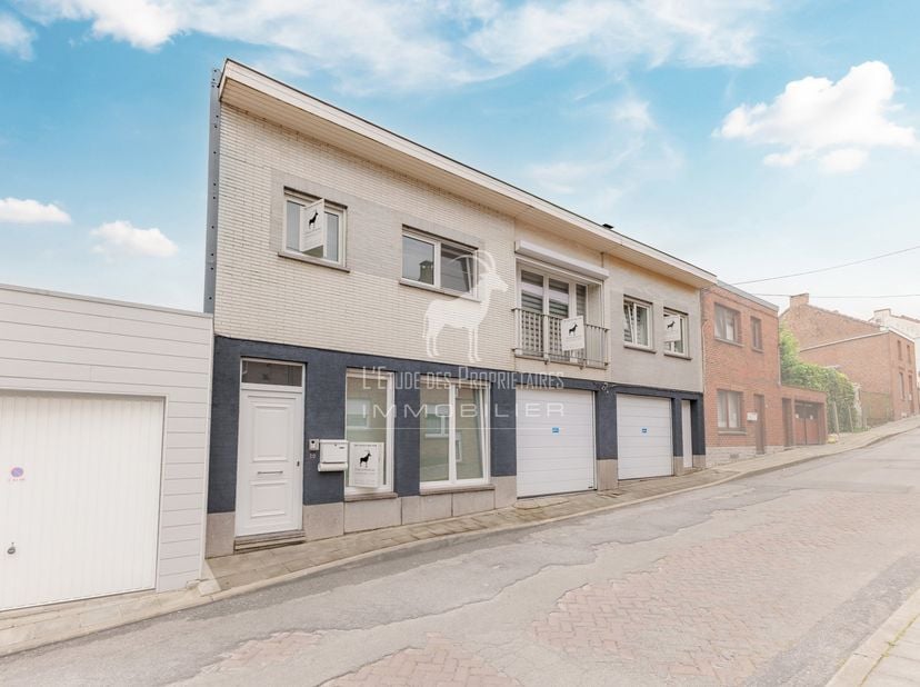Referentie makelaar: L7170-115<br />
*** VIRTUELE RONDLEIDING: https://envisite.net/vtour/fr/ztgkf5/frame ***<br />
Op de begane grond vindt u een hal