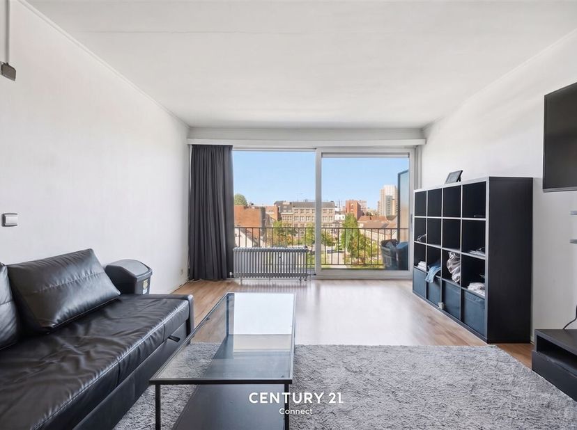 Met veel plezier stellen wij u deze lichtrijke studio voor, gelegen in de Vanden Tymplestraat, een rustige zijstraat van de Diestsestraat. Dankzij dez
