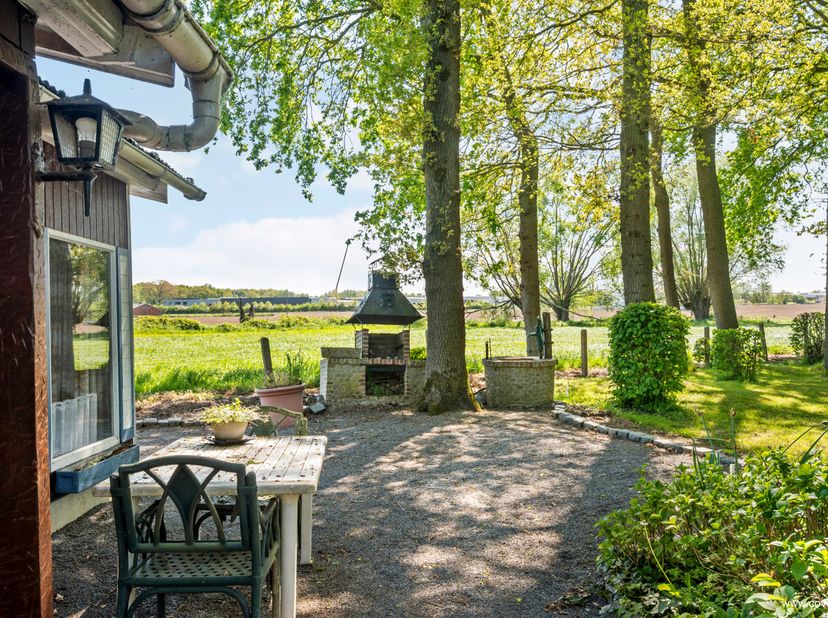 Cette maison magnifiquement située à Beselare dispose d'un terrain de 1 567 m² dans un cadre boisé.<br />
<br />
Le chalet comprend un séjour, un salo