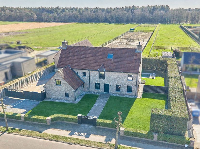 Prachtige landelijke villa (382 m²) met buitenzwembad en een vrijstaande garage met aangrenzende stallen op een zeer ruim perceel van 1,6 hectare! <br