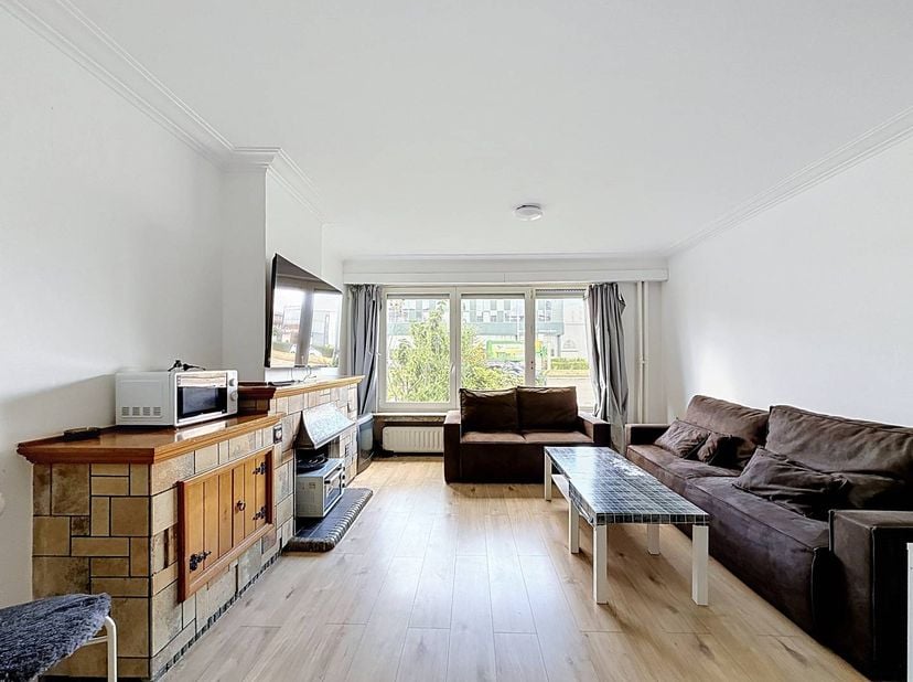 Zoek je een comfortabel appartement te huren op een absolute toplocatie? Dit gelijkvloers appartement aan de Bisschoppenhoflaan in Deurne biedt de per