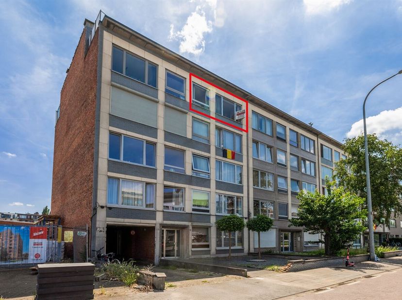 Op zoek naar een appartement dat je volledig naar eigen smaak kan inrichten? Dan is dit te renoveren 2-slaapkamerappartement op de vierde verdieping v