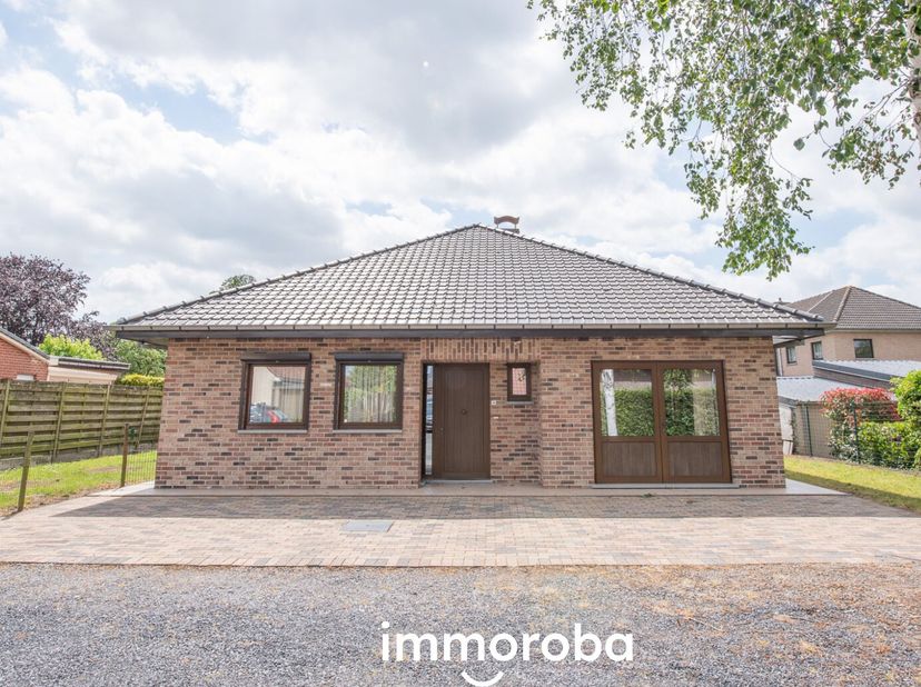 Goed gelegen, open bebouwing met alles op het gelijkvloers: inkom, toilet, ruime living, praktische keuken, wasplaats, badkamer, grote slaapkamer en m