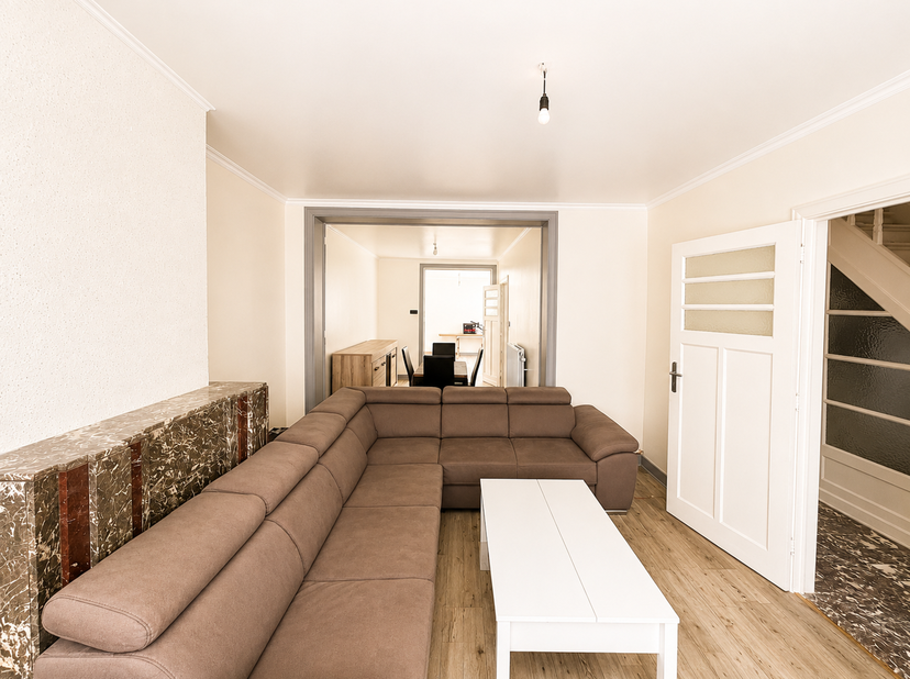 Proche de toutes les commodités, Trianon Invest vous propose cette grande maison 4 chambres avec une cour arrière orientée Sud.<br />
Le maison se com