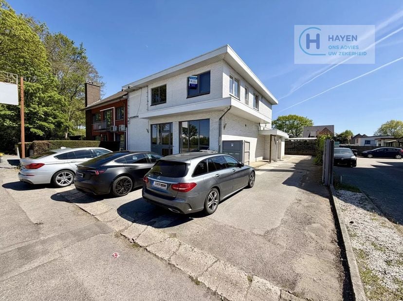 Commercieel pand met appartement en 2 studios te huur in centrum Diepenbeek<br />
Op een centrale en goed bereikbare locatie in Diepenbeek bieden wij