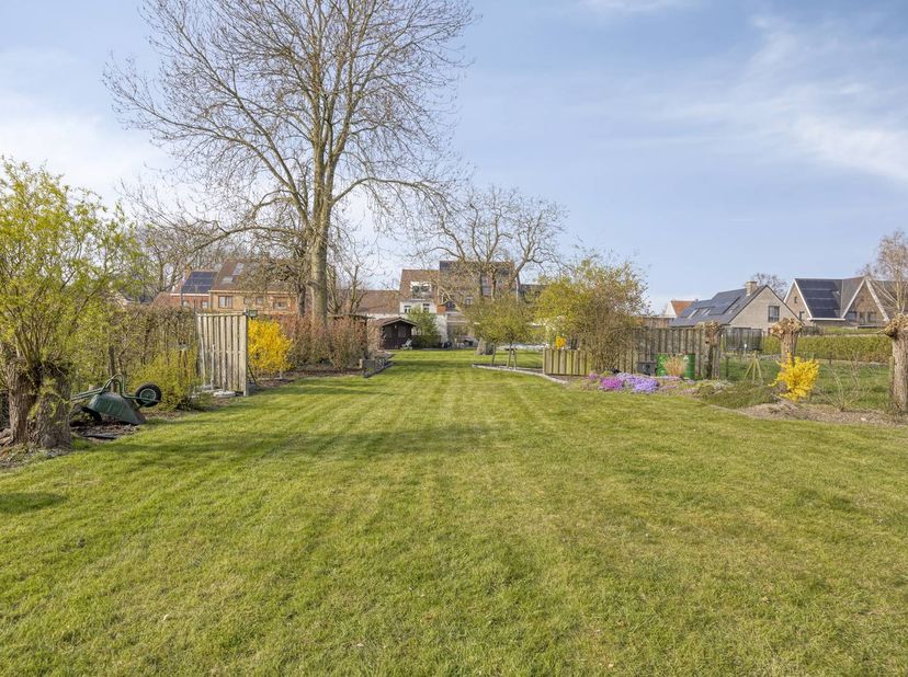Het commercieel gelijkvloers (70 m²) is momenteel ingericht als een succesvolle frituur, maar de ruimte leent zich ook perfect voor een vrij beroep, p