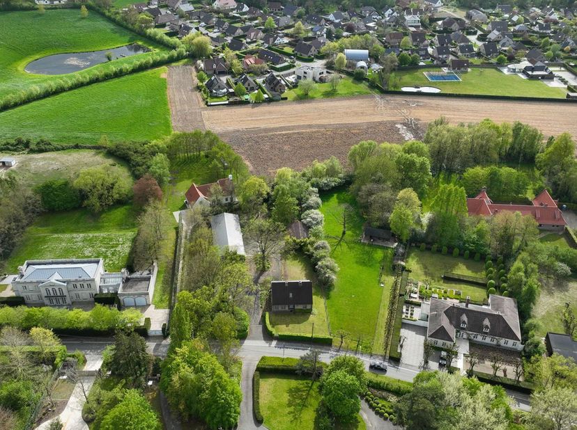 Op een perceel van ca. 3000 m², gelegen in de gegeerde Smokkelpotstraat aan de rand van Kortrijk en met vlotte verbinding naar alle invalswegen, bevin