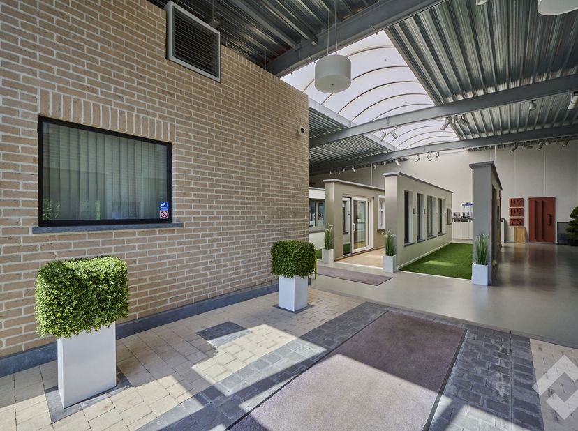 Uitzonderlijk bedrijfsgebouw te koop op industriezone Goormansdijk in Dessel. Deze industriezone ligt vlak bij de verbindingsweg Donk met vlotte toega