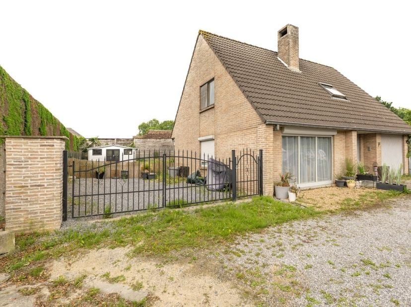 TOPLOCATIE: VILLA met 3 slaapkamers, ZONNIGE tuin en garage, rustig gelegen in een doodlopende straat van een residentiële wijk vlakbij het centrum, o
