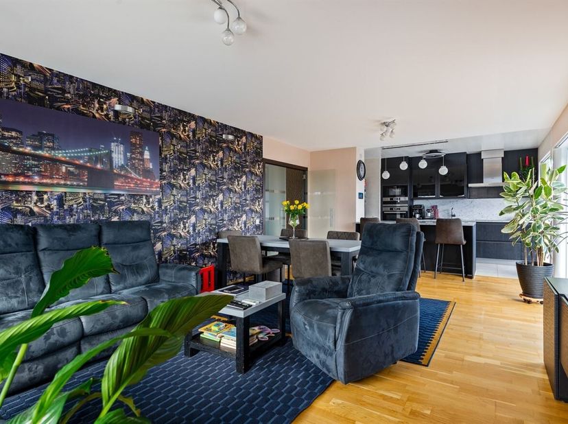 Zeer kwalitatief gerenoveerd appartement met 3 slpk!<br />
Dit prachtig gerenoveerd app. is gelegen op een toplocatie in Sint-Niklaas, aan het groene