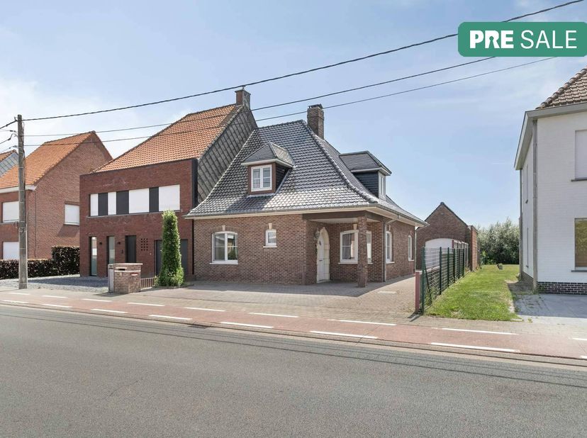 Deze degelijk gebouwde en zeer goed onderhouden woning bevindt zich op een ruim perceel van 1.084 m² en combineert een centrale ligging met een pracht