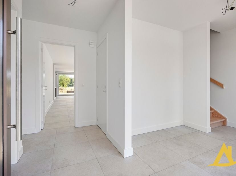 Deze hoogwaardige nieuwbouwwoning combineert een strakke, hedendaagse architectuur met duurzaam wooncomfort en een rustige, groene ligging. Op een per