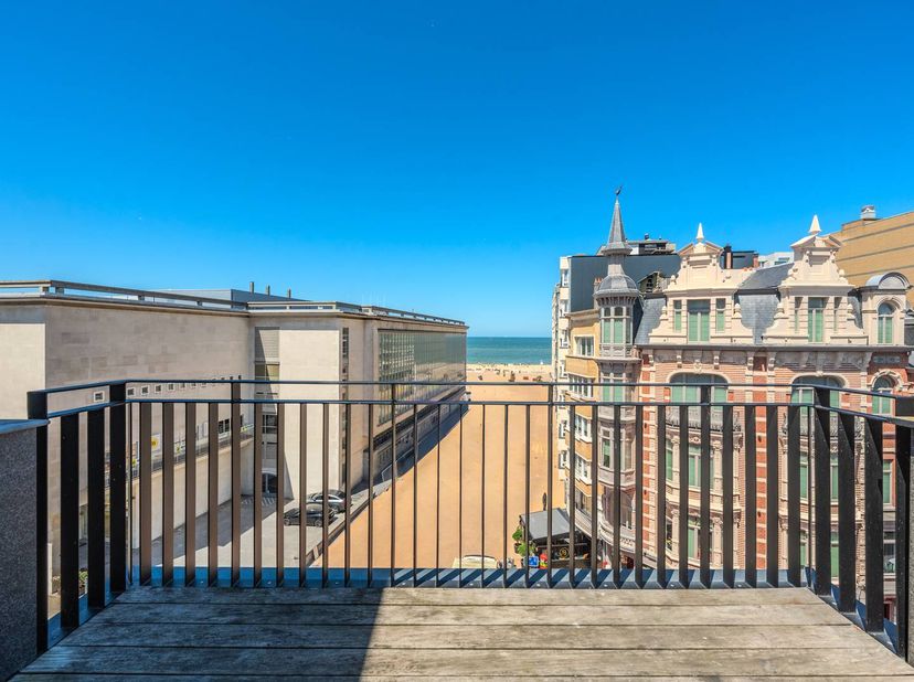 Ce bel appartement en duplex est situé aux cinquième et sixième étages de la récente résidence Fleur située à Ostende. Grâce à son emplacement central