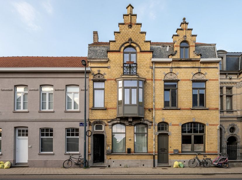 Opbrengsteigendom met 2 verhuurde entiteiten en uitbreidingsmogelijkheden.<br />
Interessante opbrengsteigendom bestaande uit twee reeds langdurig ver