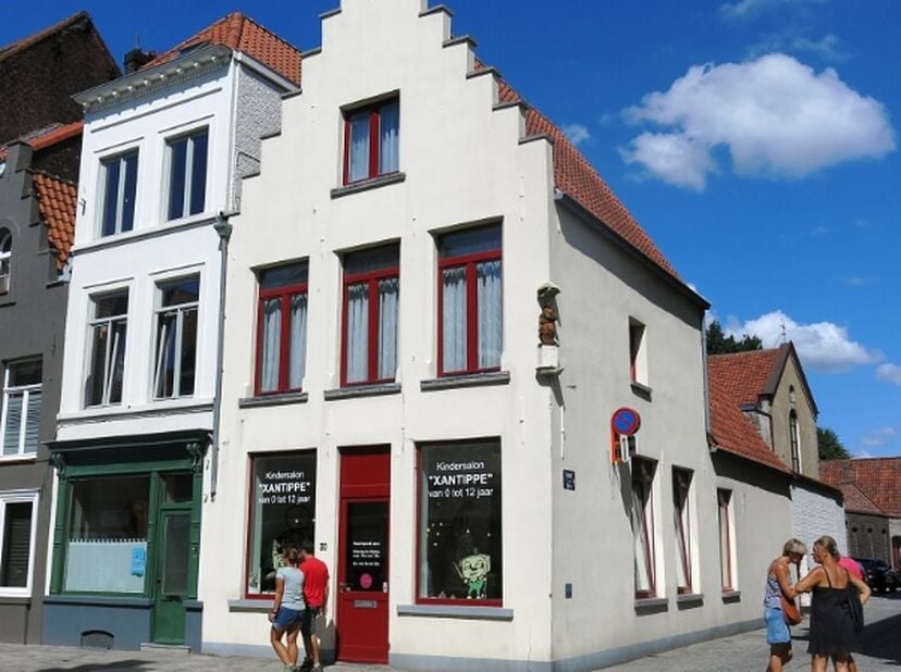 Handelspand met magazijn en karaktervolle 3-slaapkamerwoning met terras te koop in het hartje van Brugge op een 500 meter van de grote Markt en dichtb