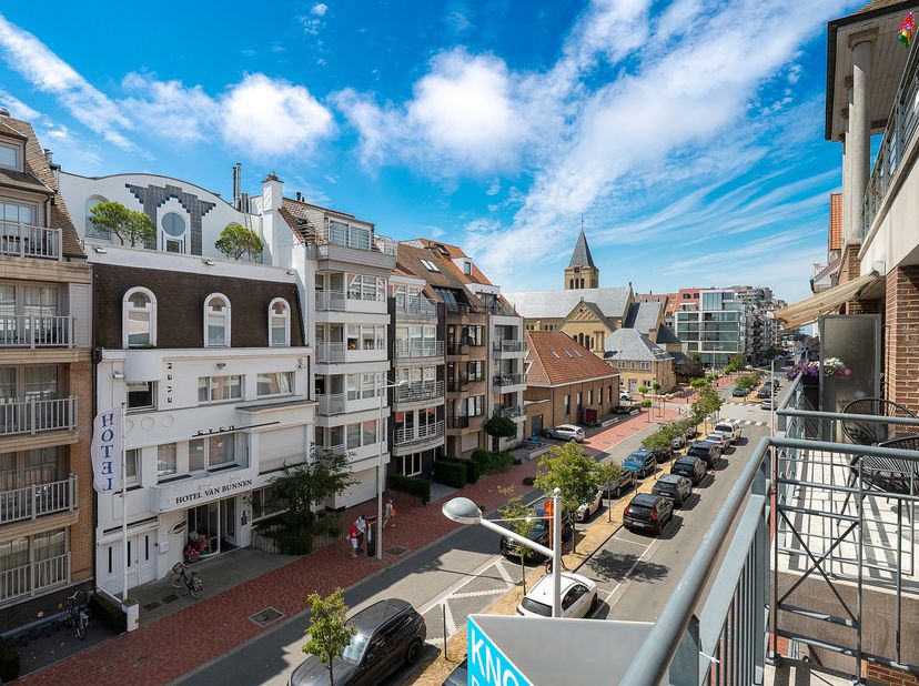 Lichtrijk en stijlvol gerenoveerd appartement, ideaal gelegen in het hart van Knokke, op wandelafstand van de winkels en het strand.<br />
Indeling: i