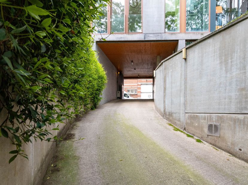 Autostaanplaats te koop op een uiterst centrale locatie in Antwerpen, op slechts twee minuten wandelen van het Centraal Station en het Astridplein. De