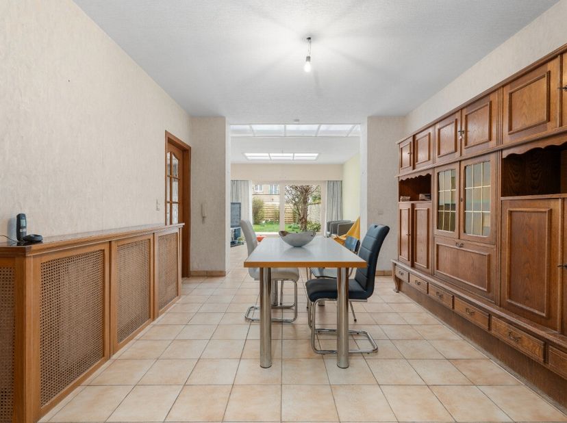Te koop: karaktervolle woning in Oostende, gelegen in een rustige residentiële buurt nabij strand en duinen. Deze woning uit 1935 combineert authentie