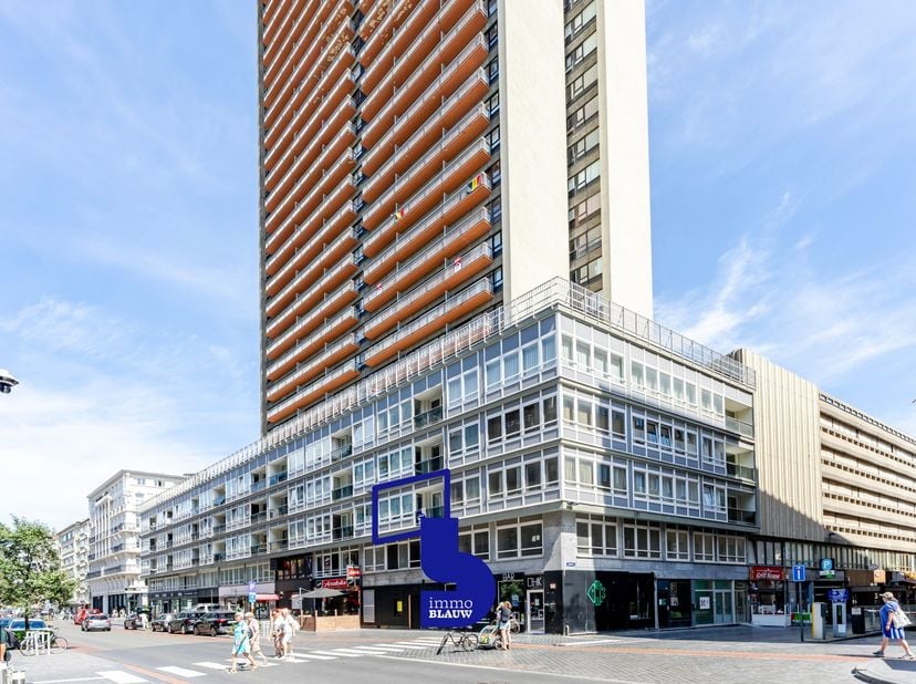 Karaktervol appartement met terras in het iconische Europacentrum te Oostende.&amp;nbsp;<br />
<br />
Welkom in het iconische Europacentrum, waar de grand