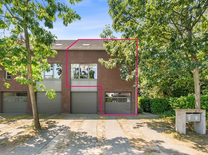 Bel-étage woning met twee slaapkamers, inpandige garage en terras in een groene omgeving gelegen te Heusden, op fietsafstand van Gentbrugse Meersen. V