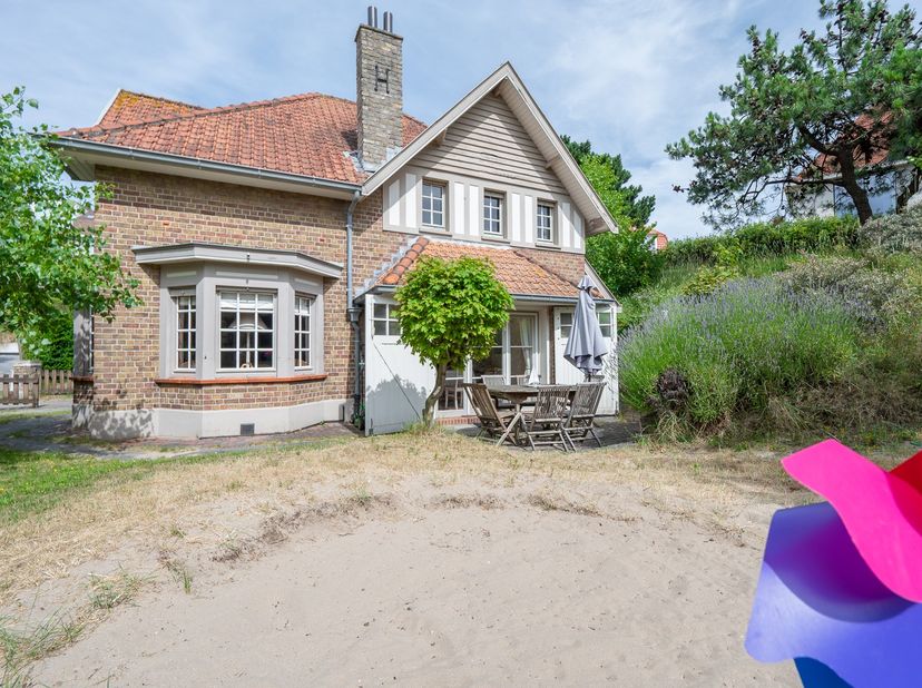 Uiterst charmante villa, rustig gelegen in één van de gegeerde paadjes in het Zoute op wandelafstand van de zee. Heel zonnige tuin rondom de villa. De