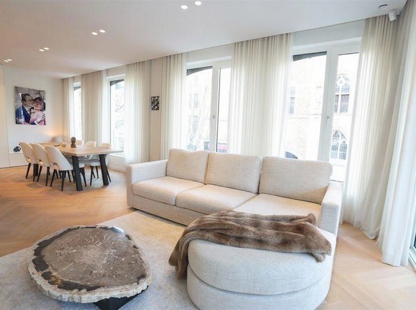Een appartement waar alles klopt. Strakke lijnen, hoogwaardige afwerking, en een haard die niet alleen warmte geeft, maar ook instant gezelligheid. De