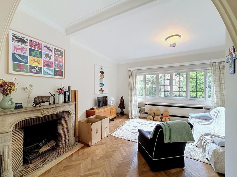Situé entre Joséphine-Charlotte de Gribaumont, dans un clos calme et verdoyant, superbe maison 4 chambres et deux bureaux de ± 210m² avec jardin et ga