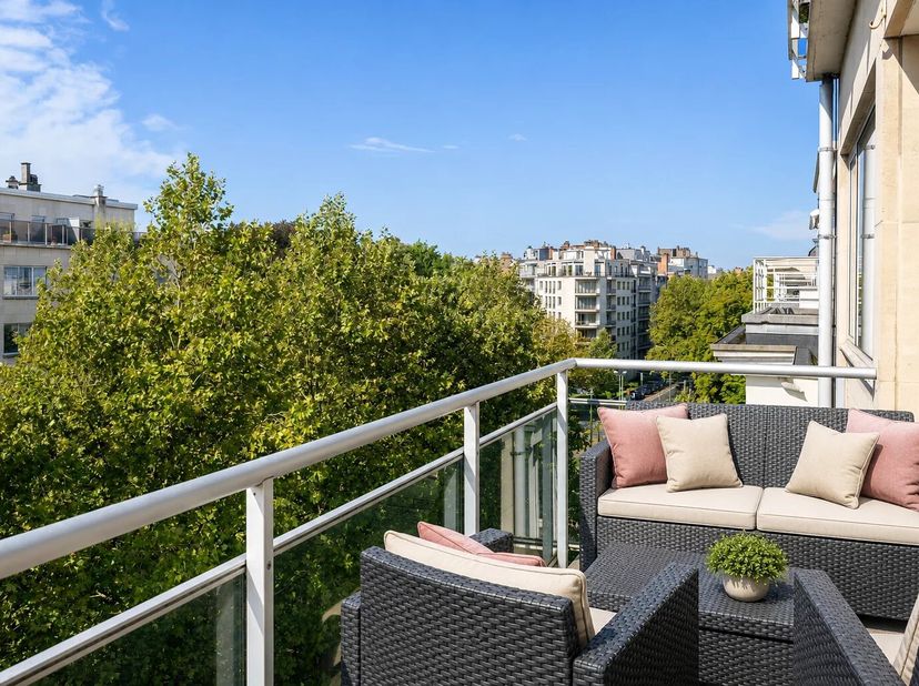 BARNES Brussel biedt dit prachtige appartement van 211 m² (volgens PEB), volledig gerenoveerd in 2018 met kwaliteitsmaterialen en zeer zorgvuldige afw