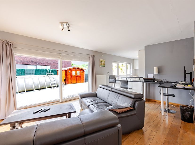 In een rustige en aangename straat te Aalst bevindt zich deze uitstekend onderhouden halfopen bebouwing, gebouwd in 2011. De woning is gelegen op een
