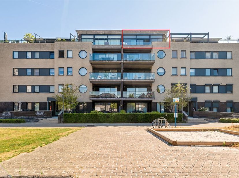 Exclusief appartement met 2 slaapkamers, 2 ruime terrassen en autostaanplaats<br />
Ligging:<br />
Het appartement bevindt zich op een gunstige locati